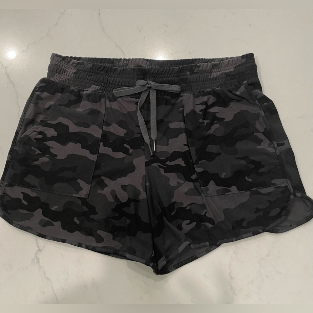 Women’s camo athletic shorts. Front pockets. Size 8/10. Excellent condition.